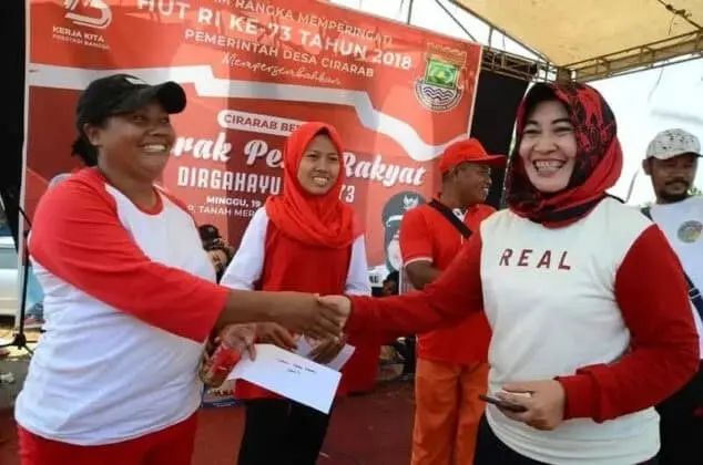 Sambut Kemeriahan Hari Kemerdekaan NKRI ke-73, Ribuan Warga Ikuti Gerak Jalan Sehat Desa Cirarab