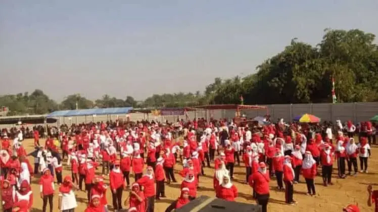 Sambut Kemeriahan Hari Kemerdekaan NKRI ke-73, Ribuan Warga Ikuti Gerak Jalan Sehat Desa Cirarab