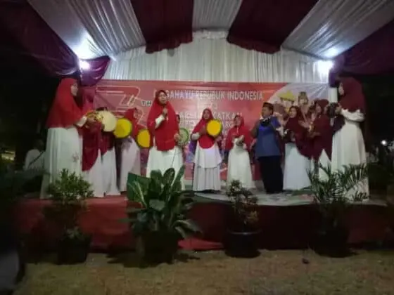 Bak Pemimpin Negara Ketua Pelaksana Malam Seni Didampingi Saat Menyampaikan Laporannya