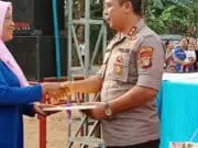 Kapolres Tangerang Selatan Serahkan Kunci Program Bedah Rumah Kepada Ibu Mamah Kapolres Tangerang Selatan Serahkan Kunci Program Bedah Rumah Kepada Ibu Mamah