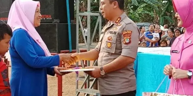 Kapolres Tangerang Selatan Serahkan Kunci Program Bedah Rumah Kepada Ibu Mamah Kapolres Tangerang Selatan Serahkan Kunci Program Bedah Rumah Kepada Ibu Mamah