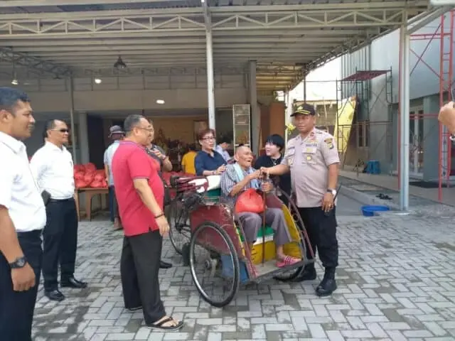 Di Kawal Kapolsek Neglasari, Vihara Bhutong Berbagi Sembako Di Kawal Kapolsek Neglasari, Vihara Bhutong Berbagi Sembako