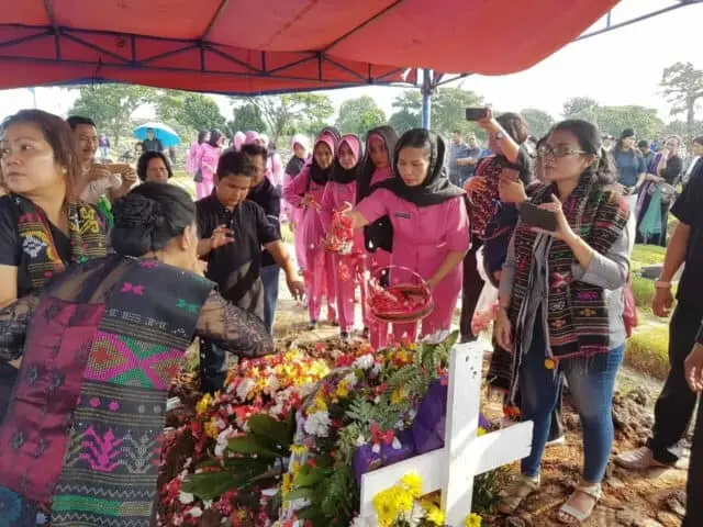 Doa Dan Penghormatan Terakhir Selimuti Prosesi Pemakaman Bripka Rudianto Saragih Doa Dan Penghormatan Terakhir Selimuti Prosesi Pemakaman Bripka Rudianto Saragih