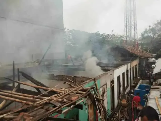 Diduga Kasur Sengaja Dibakar, 14 Rumah Kontrakan Hangus Terbakar Di Tangerang Diduga Kasur Sengaja Dibakar, 14 Rumah Kontrakan Hangus Terbakar Di Tangerang
