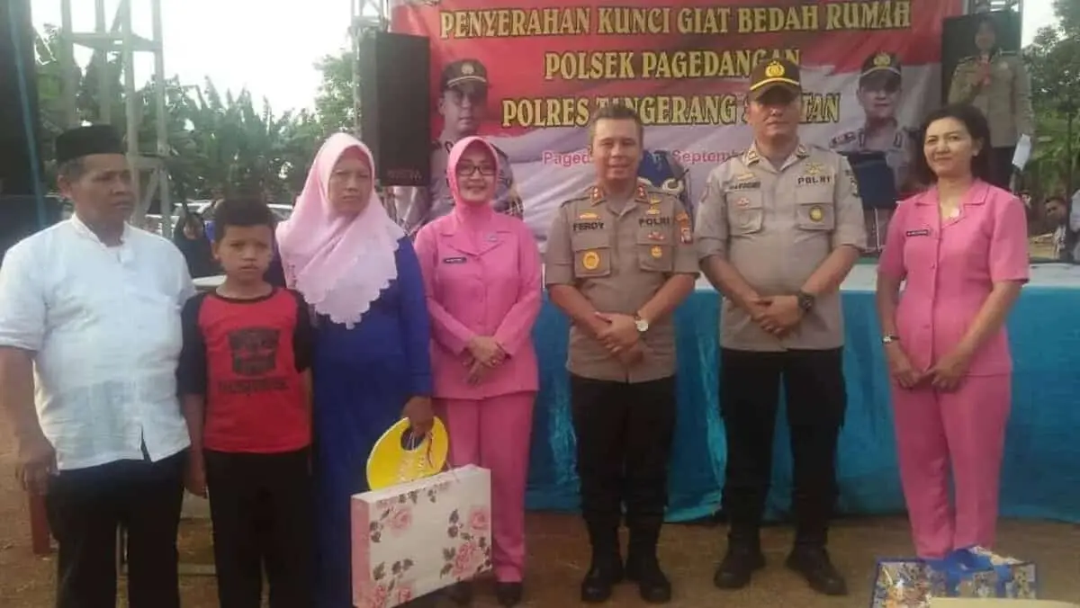 Kapolres Tangerang Selatan Serahkan Kunci Program Bedah Rumah Kepada Ibu Mamah