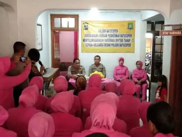 Polisi Batuceper Vaksin Difteri Disela Giat Pisah Sambut Wakapolsek dan Perwira Lainnya Polisi Batuceper Vaksin Difteri Disela Giat Pisah Sambut Wakapolsek dan Perwira Lainnya