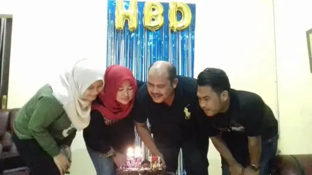 Bahagianya Kompol Abdul Salim Dapat Suprise Party Dari Keluarga Beserta Jajaran Bahagianya Kompol Abdul Salim Dapat Suprise Party Dari Keluarga Beserta Jajaran