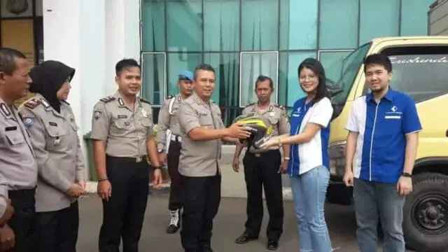 PT. Surya Motor Shelmindo Serahkan 96 Helm Buat Polisi PT. Surya Motor Shelmindo Serahkan 96 Helm Buat Polisi