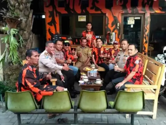 Sambangi Ormas Kapolsek Neglasari Minta Jaga Kondusifitas Diwilayahnya Sambangi Ormas Kapolsek Neglasari Minta Jaga Kondusifitas Diwilayahnya