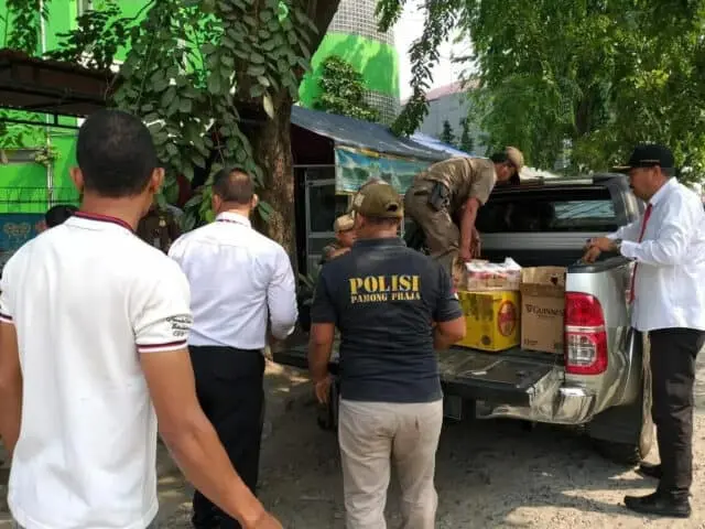 Satpol PP Grebek Kedai Miras dan Tempat Judi, 217 botol Disita Satpol PP Grebek Kedai Miras dan Tempat Judi, 217 botol Disita