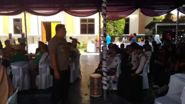 Kapolsek Beri Penyuluhan Bahaya Narkoba dan Tawuran Dikampoeng Anak Kapolsek Beri Penyuluhan Bahaya Narkoba dan Tawuran Dikampoeng Anak