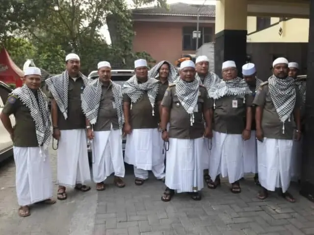 Ribuan Masyarakat Ikut Jalan Sehat Sarungan, Satpol PP Tampil Beda Ribuan Masyarakat Ikut Jalan Sehat Sarungan, Satpol PP Tampil Beda