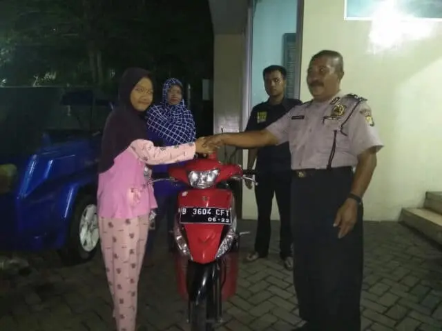 Bukti Kepedulian Polisi, Polsubsektor Palem Semi Serahkan Ranmor Pada Keluarga Alm. Banpol Dedi Sukasetia Bukti Kepedulian Polisi, Polsubsektor Palem Semi Serahkan Ranmor Pada Keluarga Alm. Banpol Dedi Sukasetia