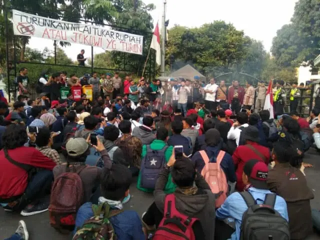 Sempat Ricuh, Anggota DPRD Kota Tangerang Temui Demonstran Sempat Ricuh, Anggota DPRD Kota Tangerang Temui Demonstran