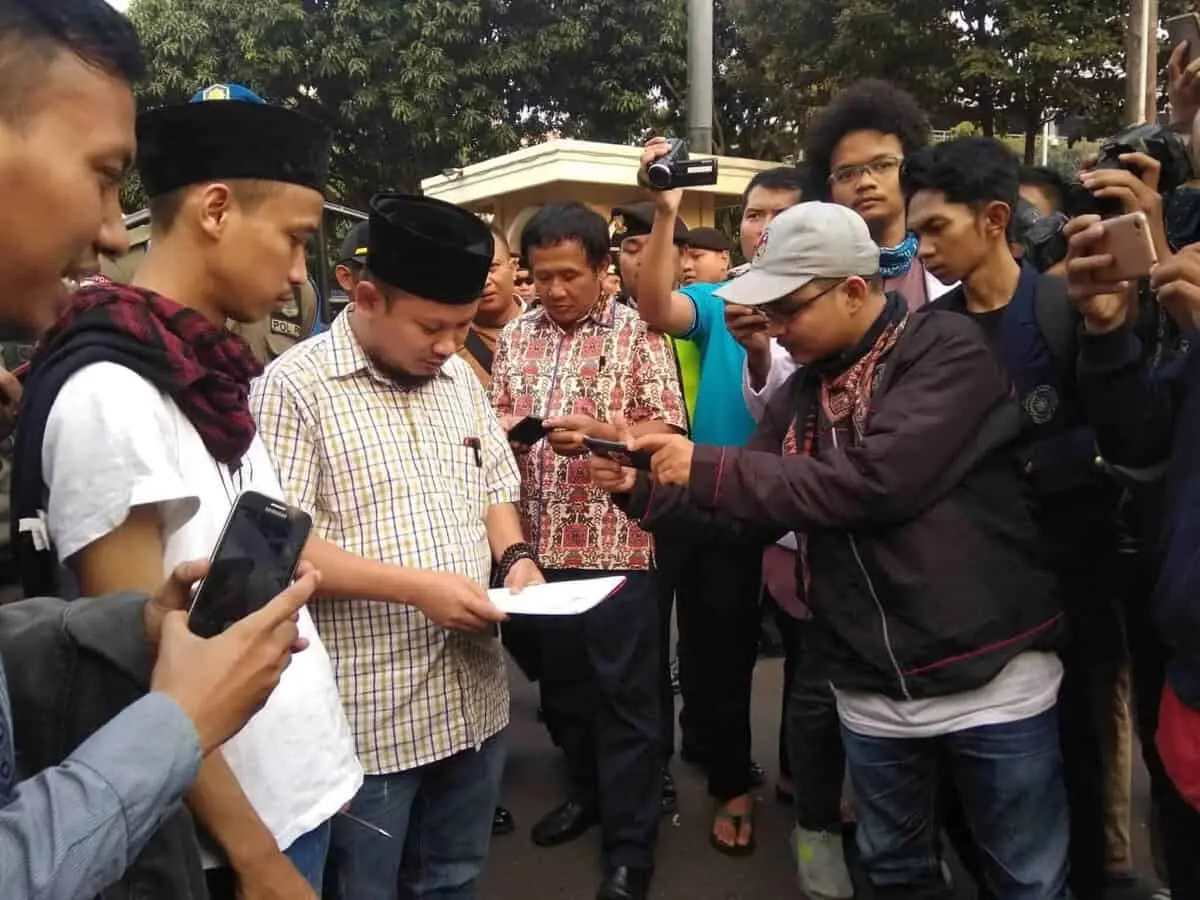 Sempat Ricuh, Anggota DPRD Kota Tangerang Temui Demonstran Sempat Ricuh, Anggota DPRD Kota Tangerang Temui Demonstran