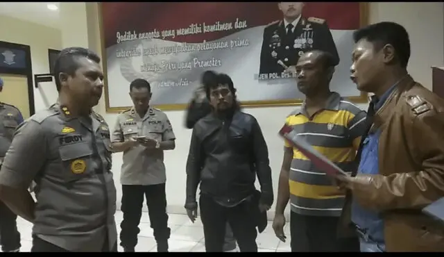Warga Buaran Tangerang Selatan Tolak Santunan Bermuatan Politik #2019Gantipresiden Warga Buaran Tangerang Selatan Tolak Santunan Bermuatan Politik #2019Gantipresiden