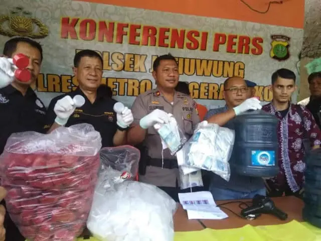 Polisi Tangkap Pemalsu Air Minum Merk Terkenal Polisi Tangkap Pemalsu Air Minum Merk Terkenal