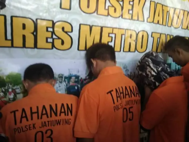 Polisi Tangkap Pemalsu Air Minum Merk Terkenal Polisi Tangkap Pemalsu Air Minum Merk Terkenal