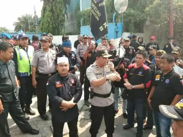 Tak Terima Warganya di PHK, Ratusan Anggota Ormas Gruduk PT.SMU Tak Terima Warganya di PHK, Ratusan Anggota Ormas Gruduk PT.SMU