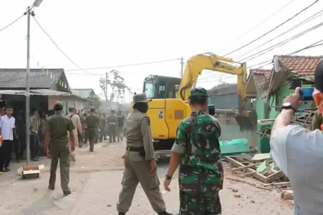 Sempat Memanas : Warga Tolak Penggusuran oleh Pemkot Tangerang Sempat Memanas : Warga Tolak Penggusuran oleh Pemkot Tangerang