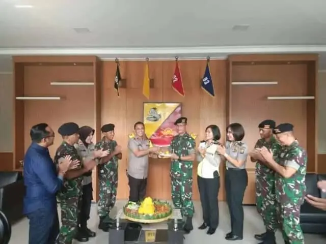 HUT TNI Ke-73, Polri Bersinergi Dan Solid Bersama TNI HUT TNI Ke-73, Polri Bersinergi Dan Solid Bersama TNI