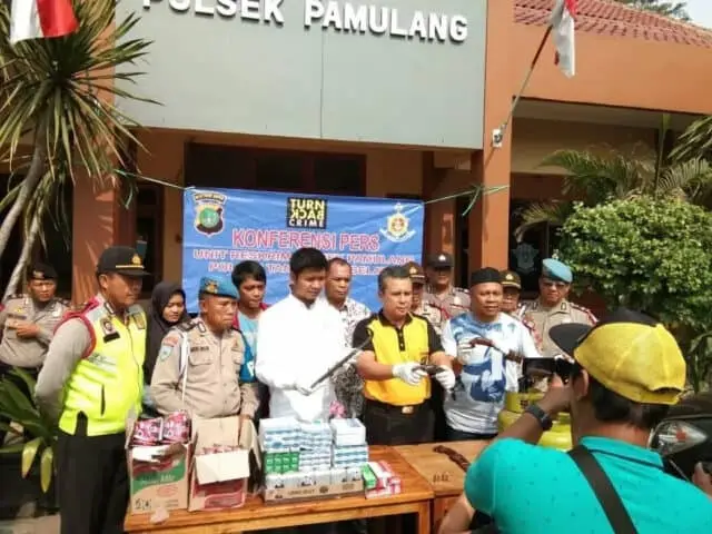 4 Pelaku Curat Kepergok Polisi, 1 Tewas, 2 Ditembak Kaki dan 1 DPO 4 Pelaku Curat Kepergok Polisi, 1 Tewas, 2 Ditembak Kaki dan 1 DPO