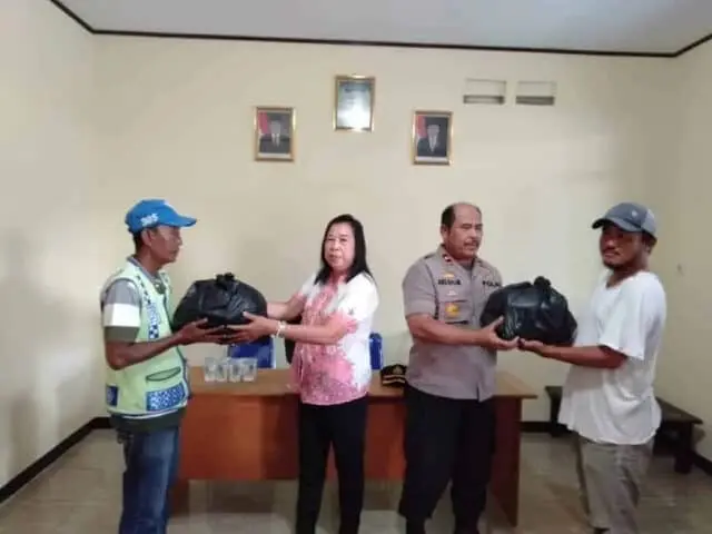 Bukti Cinta Kaum Dhuafa, Polisi dan Yayasan Boen San Bio Bagikan Paket Sembako Bukti Cinta Kaum Dhuafa, Polisi dan Yayasan Boen San Bio Bagikan Paket Sembako