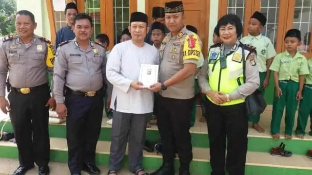 HSN : Kapolsek Cisauk Sambangi Ponpes Tahfizh Al Azka HSN : Kapolsek Cisauk Sambangi Ponpes Tahfizh Al Azka