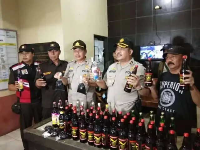 64 Botol Miras Berbagai Merk Disita Polisi 64 Botol Miras Berbagai Merk Disita Polisi