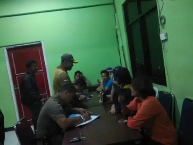 Langgar Perda, 2 Agen Miras dan 7 PSK Digelandang Satpol PP Kota Tangerang Langgar Perda, 2 Agen Miras dan 7 PSK Digelandang Satpol PP Kota Tangerang