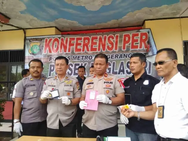 Ribuan Obat Tak Berizin Diamankan Polisi Dari Toko Kosmetik Ribuan Obat Tak Berizin Diamankan Polisi Dari Toko Kosmetik