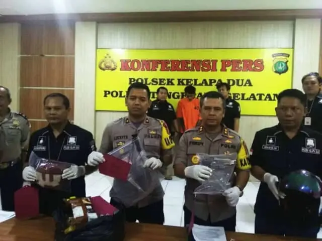 Polisi Tembak Pelaku Curas di Toko 212 Mart di Bencongan Polisi Tembak Pelaku Curas di Toko 212 Mart di Bencongan