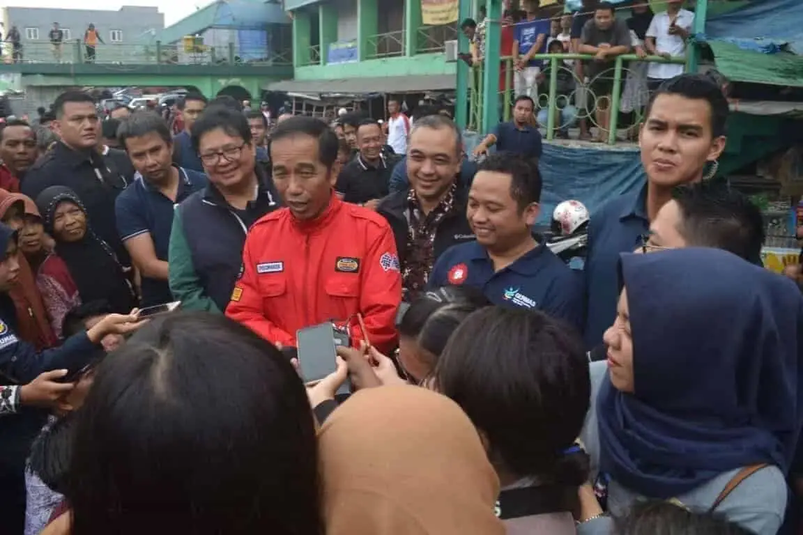 Blusukan ke Pasar Anyar di Tangerang Jokowi Gunakan Motor Custom Blusukan ke Pasar Anyar di Tangerang Jokowi Gunakan Motor Custom