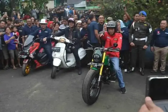 Blusukan ke Pasar Anyar di Tangerang Jokowi Gunakan Motor Custom Blusukan ke Pasar Anyar di Tangerang Jokowi Gunakan Motor Custom
