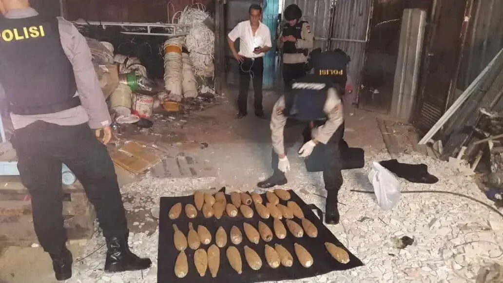 Heboh, Puluhan Bom Mortir di Temukan di Lapak Rongsokan Heboh, Puluhan Bom Mortir di Temukan di Lapak Rongsokan