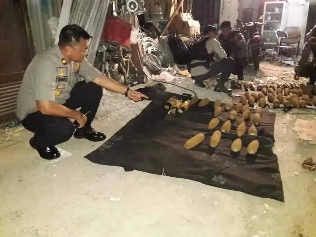 Heboh, Puluhan Bom Mortir di Temukan di Lapak Rongsokan Heboh, Puluhan Bom Mortir di Temukan di Lapak Rongsokan