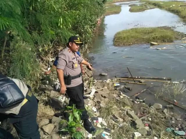Tega, Mayat Bayi Laki-Laki Ditemukan Mengambang di Cisadane Tega, Mayat Bayi Laki-Laki Ditemukan Mengambang di Cisadane