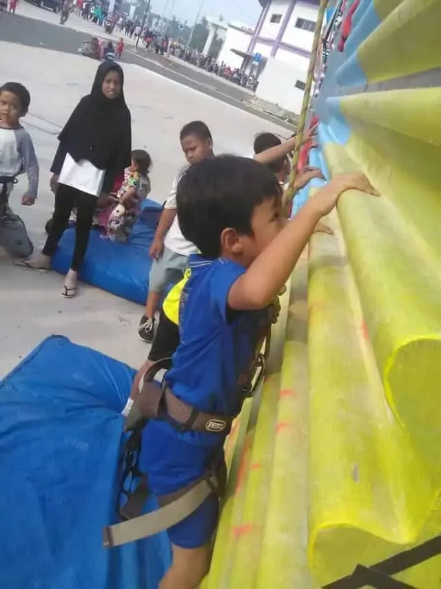 Anak-Anak Antusias Jajal Panjat Tebing di Sport Center Kelapa Dua Anak-Anak Antusias Jajal Panjat Tebing di Sport Center Kelapa Dua