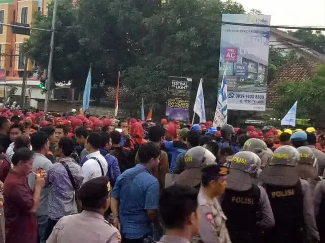 Aksi Buruh di Banten Tertahan Aparat Kepolisian Aksi Buruh di Banten Tertahan Aparat Kepolisian