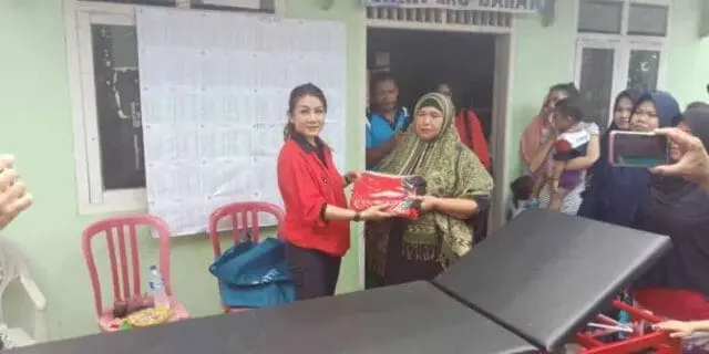 Posyandu Minim Fasilitas, Politisi PDIP Bagikan Alkes Posyandu Minim Fasilitas, Politisi PDIP Bagikan Alkes