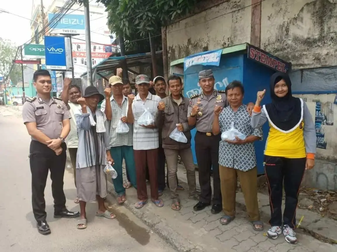 Asik ! Tukang Parkir dan Ojeg Dapat Nasi Bungkus Dari Humas Polda Banten Asik ! Tukang Parkir dan Ojeg Dapat Nasi Bungkus Dari Humas Polda Banten