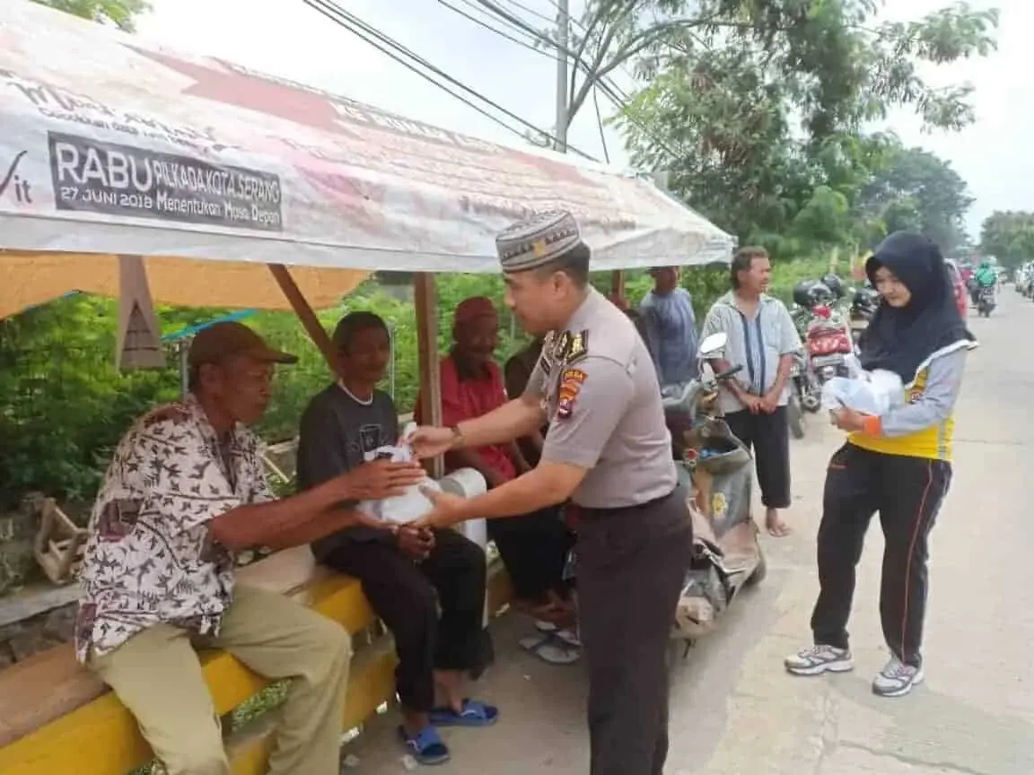 Asik ! Tukang Parkir dan Ojeg Dapat Nasi Bungkus Dari Humas Polda Banten Asik ! Tukang Parkir dan Ojeg Dapat Nasi Bungkus Dari Humas Polda Banten