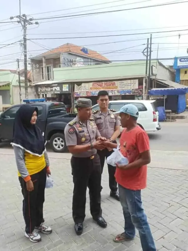Asik ! Tukang Parkir dan Ojeg Dapat Nasi Bungkus Dari Humas Polda Banten Asik ! Tukang Parkir dan Ojeg Dapat Nasi Bungkus Dari Humas Polda Banten