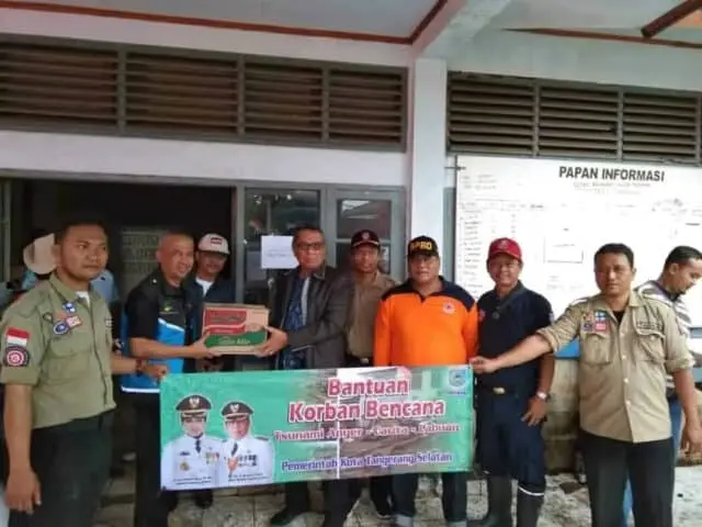 Beri Bantuan, Benyamin Davnie Datang Langsung Kelokasi Tsunami Beri Bantuan, Benyamin Davnie Datang Langsung Kelokasi Tsunami