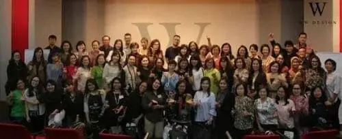Demonstrasi Bunga dengan Vas Kaca Jadi Primadona Demonstrasi Bunga dengan Vas Kaca Jadi Primadona