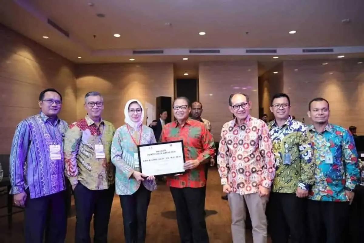 Airin Raih Walikota Entrepreneur Award 2018 Kategori Investasi