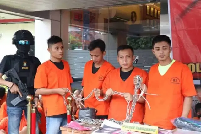 Catut Uang, Pegawai Koperasi di Tangerang Dirantai Selama 3 Hari Catut Uang, Pegawai Koperasi di Tangerang Dirantai Selama 3 Hari