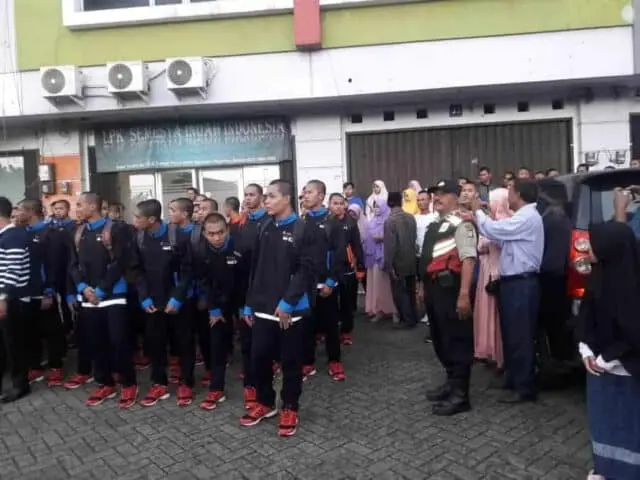 Kawal Keberangakatan Siswa LPK ke Jepang, Polisi : Jaga Diri di Negeri Orang Kawal Keberangakatan Siswa LPK ke Jepang, Polisi : Jaga Diri di Negeri Orang