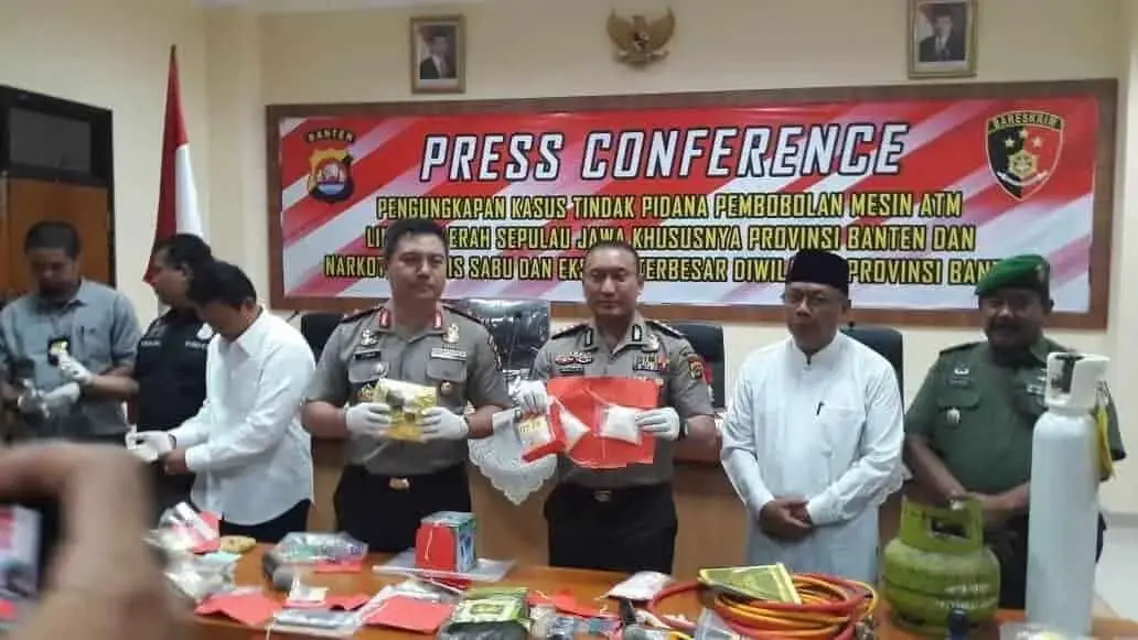 Sindikat Bobol Mesin ATM Lintas Daerah Diringkus Polisi di Tangerang Sindikat Bobol Mesin ATM Lintas Daerah Diringkus Polisi di Tangerang