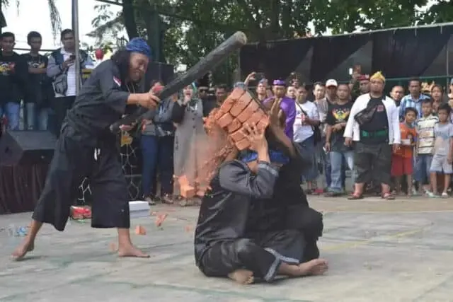 Atraksi Budaya Debus Banten dan Beksi Betawi Atraksi Budaya Debus Banten dan Beksi Betawi